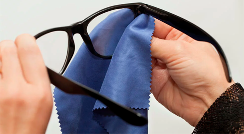 Como cuidar bem das lentes dos seus óculos - Blog eÓtica