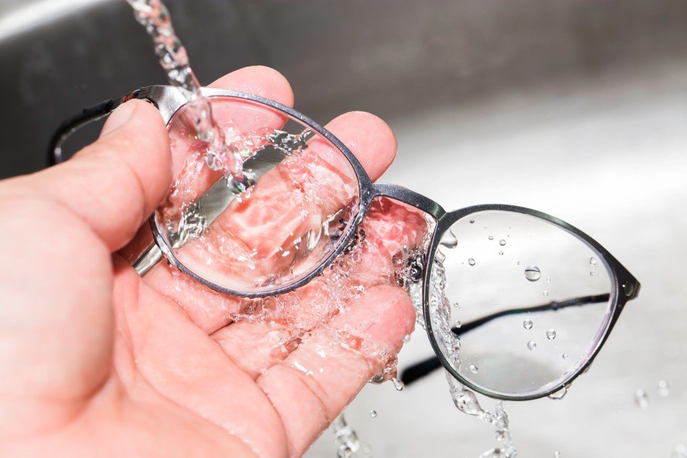 Coronavírus: como limpar os óculos de grau - Blog eÓtica