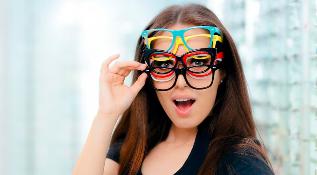 Como combinar armação de óculos colorida - Blog eÓtica